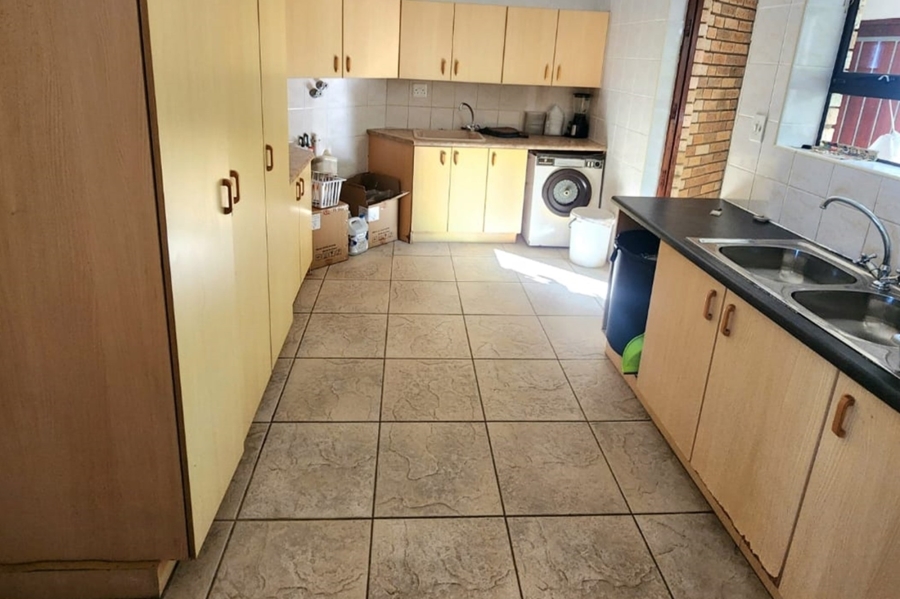 6 Bedroom Property for Sale in Wavecrest Eastern Cape